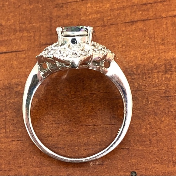 Majestic sterling silver ring with gorgeous crystal - Picture 3 of 7